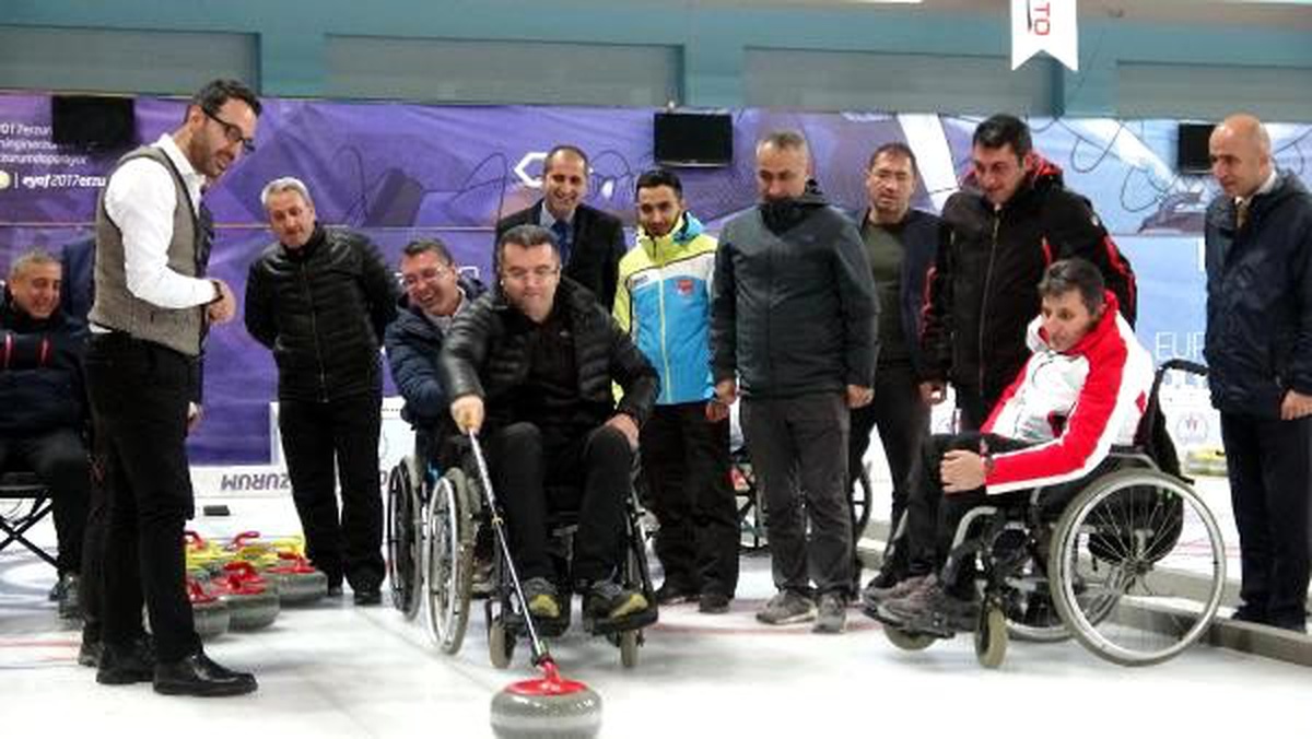 Sporculara destek için tekerlekli sandalye ile curling maçı yaptılar