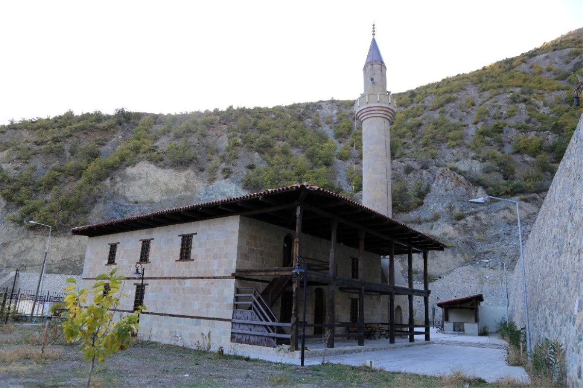 Sular altında kalmasına izin verilmeyen tarihi cami ve türbeler ziyaretçilerini bekliyor