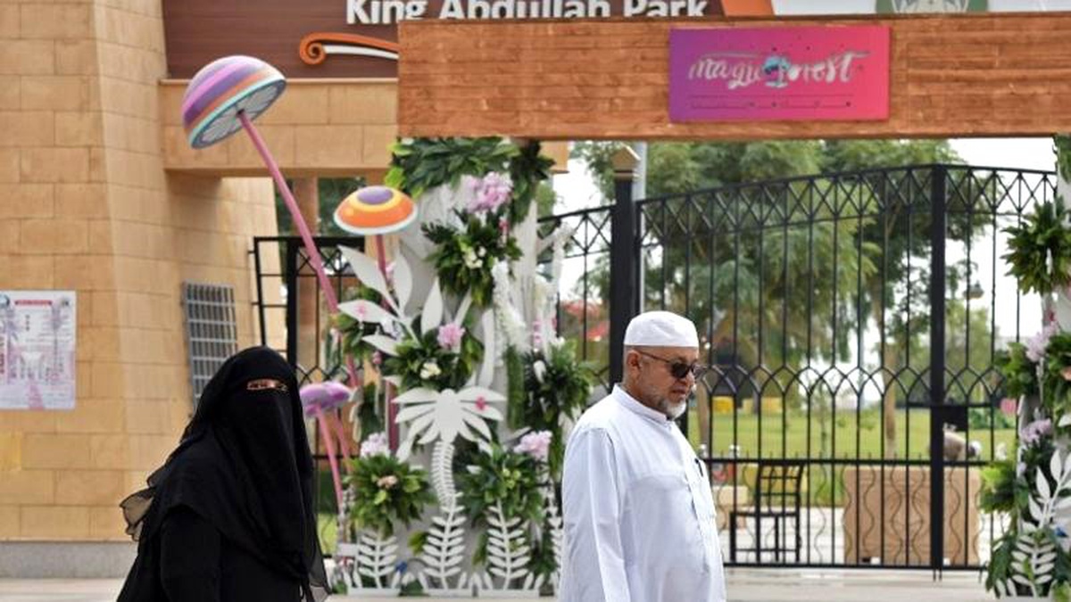 Suudi Arabistan\'da üç aktöre tiyatro oyunu sırasında sahnede bıçaklı saldırı