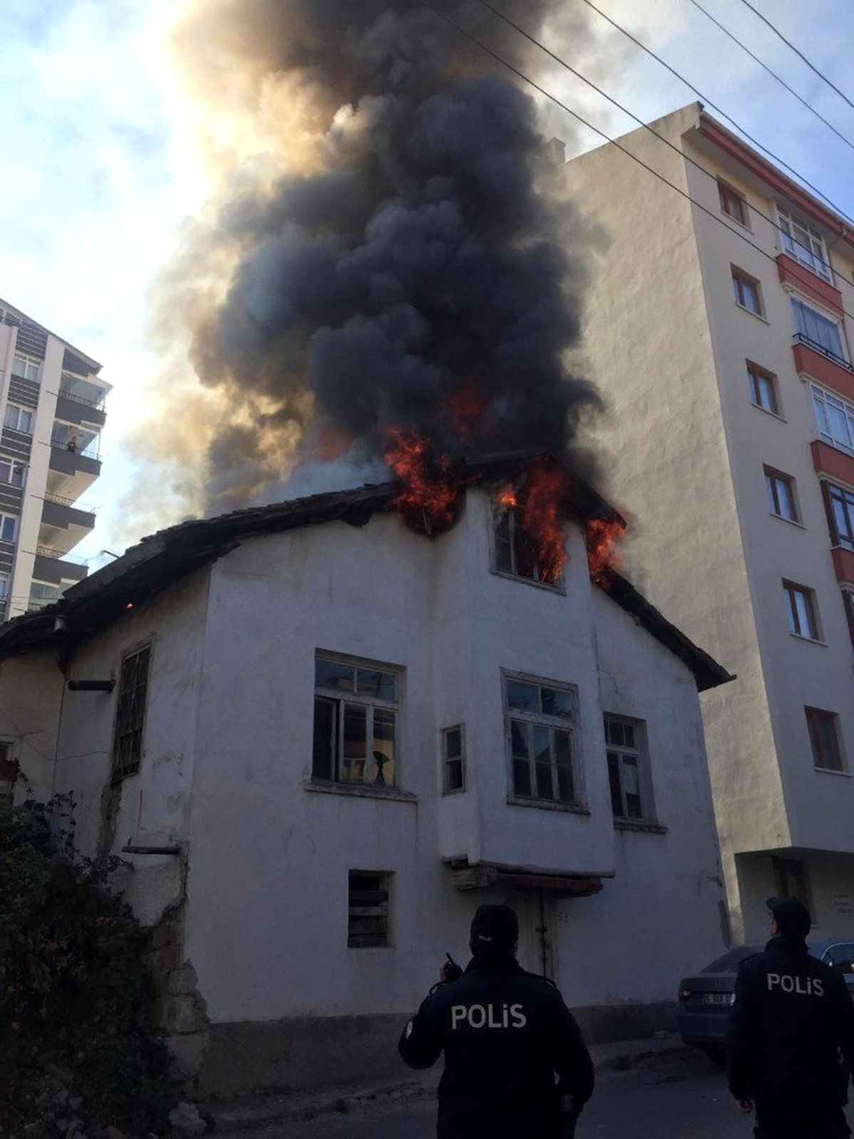 Tarihi Ankara evi, alevlere teslim oldu