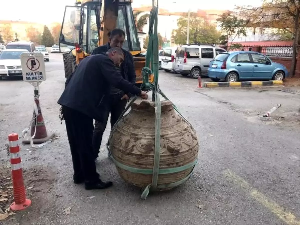 Tarlasını sürerken, bin yıllık pitos buldu