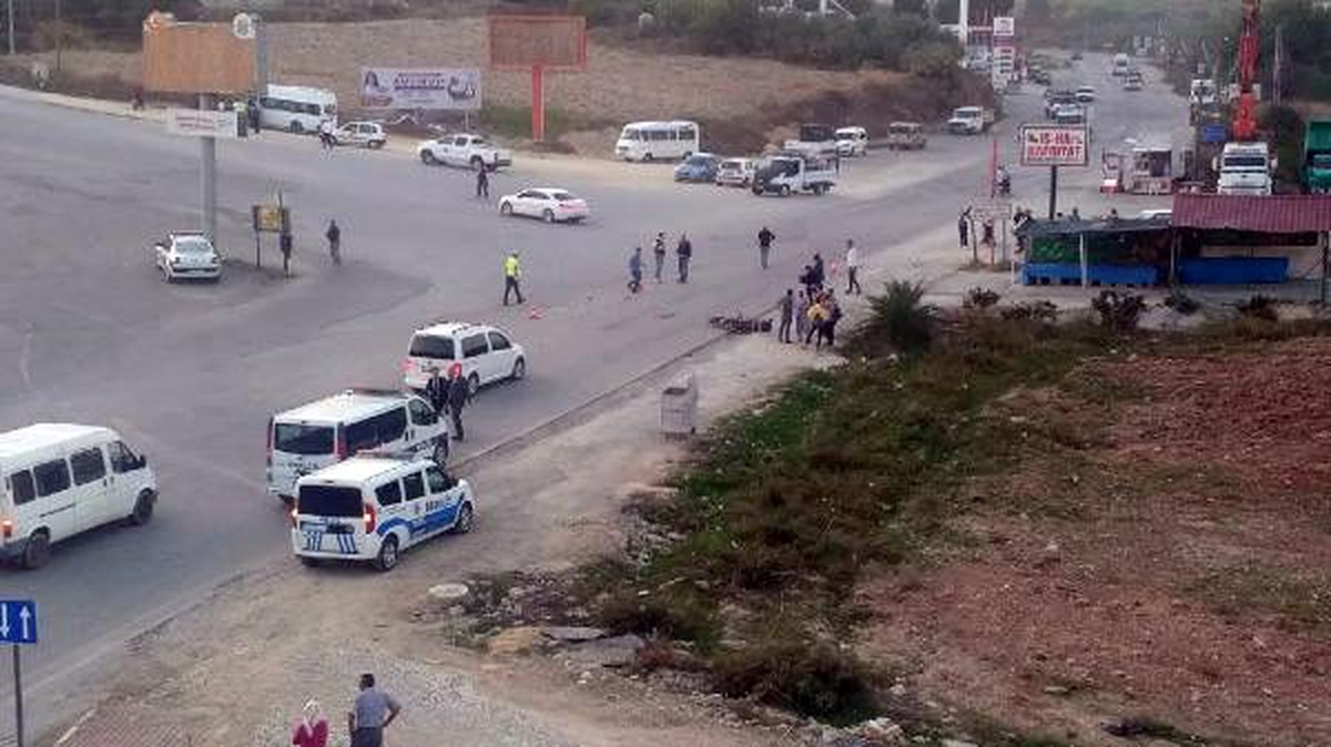 Tarsus\'ta servis minibüsü ile motosiklet çarpıştı: 1 ölü