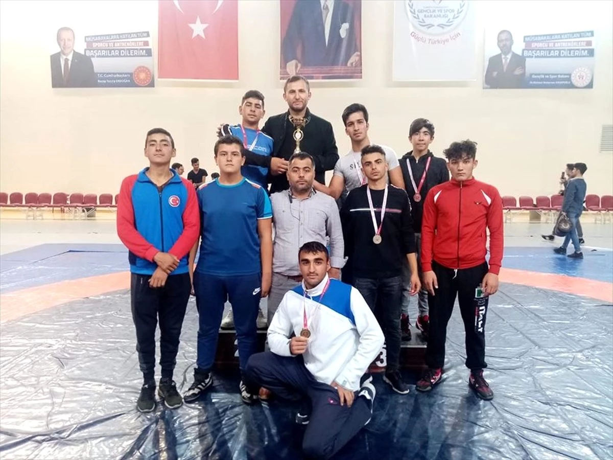Tomarza Anadolu İmam Hatip Lisesi güreş müsabakalarında il birincisi oldu