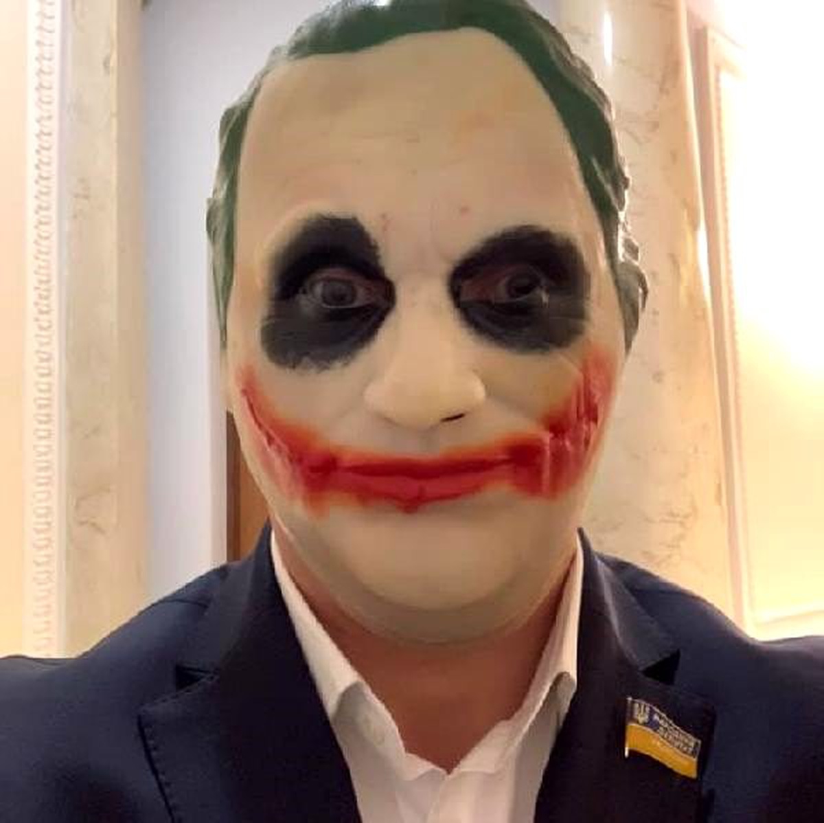Ukrayna\'da bir milletvekili parlamentoya Joker maskesiyle geldi
