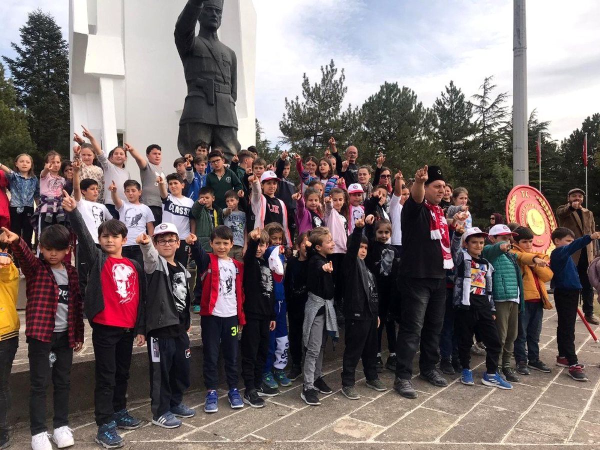 Uşaklı öğrenciler Dumlupınar Şehitliği\'nde