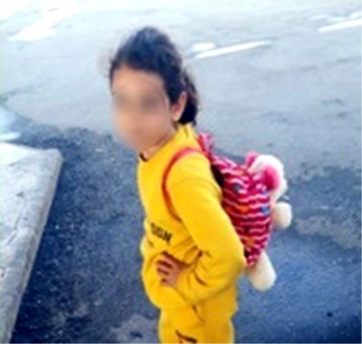 Babası uyuşturucu kuryeliği yapan 9 yaşındaki kızın sırt çantasından bonzai çıktı