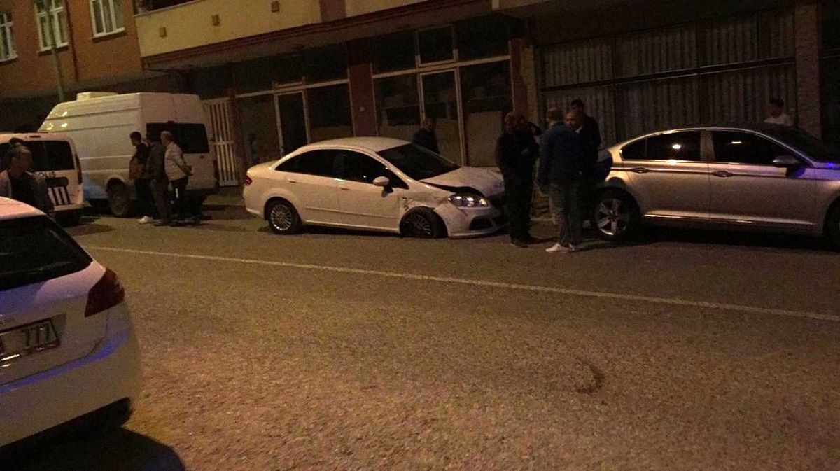 Acemi sürücü, yol kenarındaki 3 araca çarparak durabildi