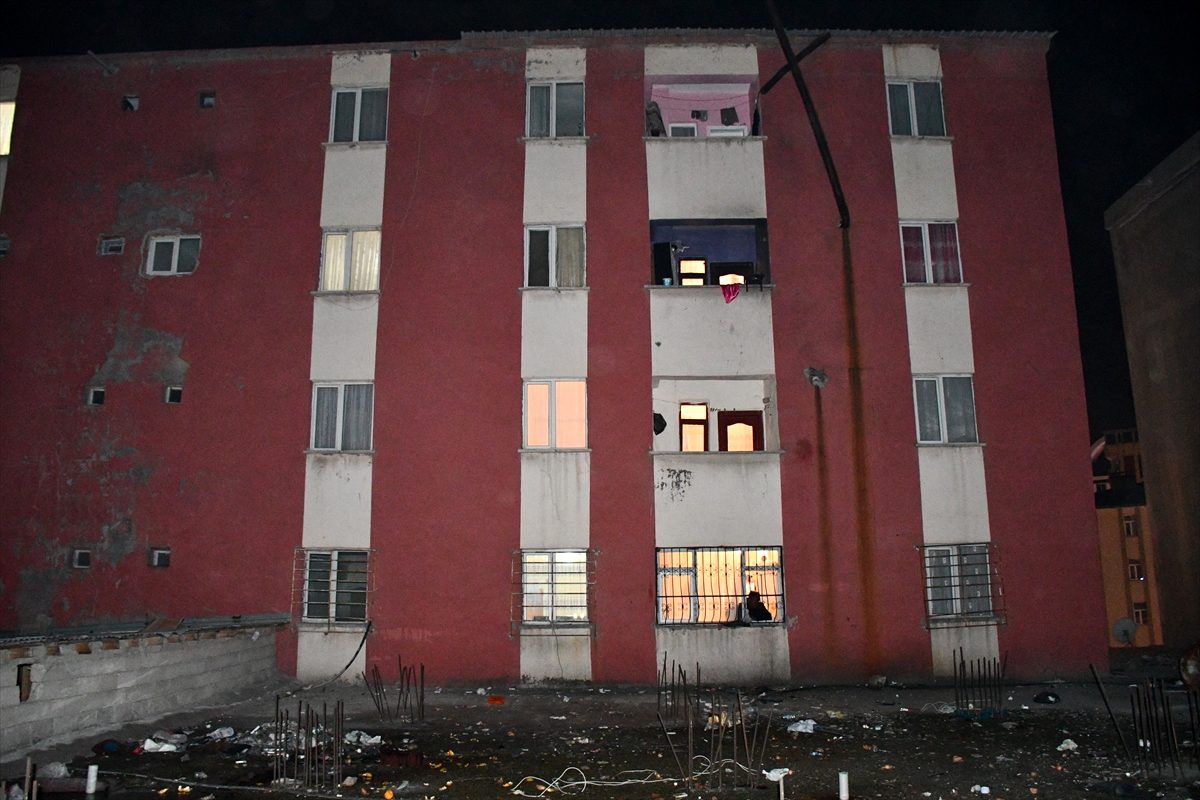 Ağrı\'da dördüncü kattan düşen genç kız ağır yaralandı