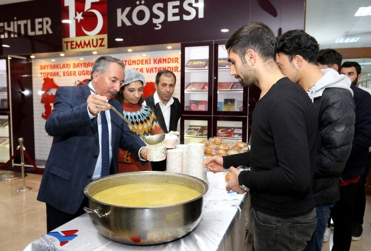 AİÇÜ\'de sınavlara hazırlanan öğrencilere çorba ikram ediliyor