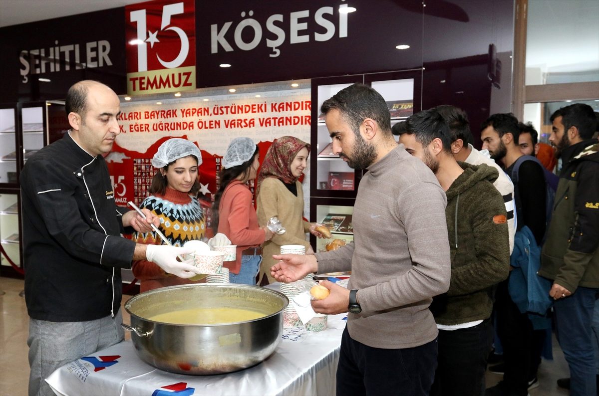 AİÇÜ\'de sınavlara hazırlanan öğrencilere çorba ikramı