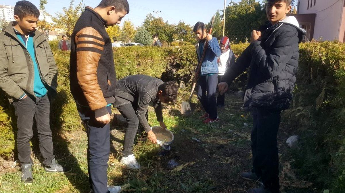 Akçadağ\'da öğrenciler fidan dikti