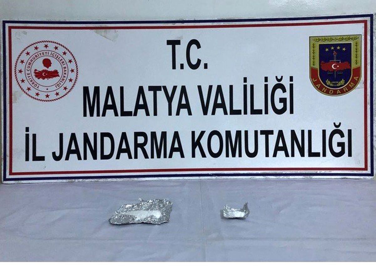 Aranan şahıs üzerinde uyuşturucu ile yakalandı