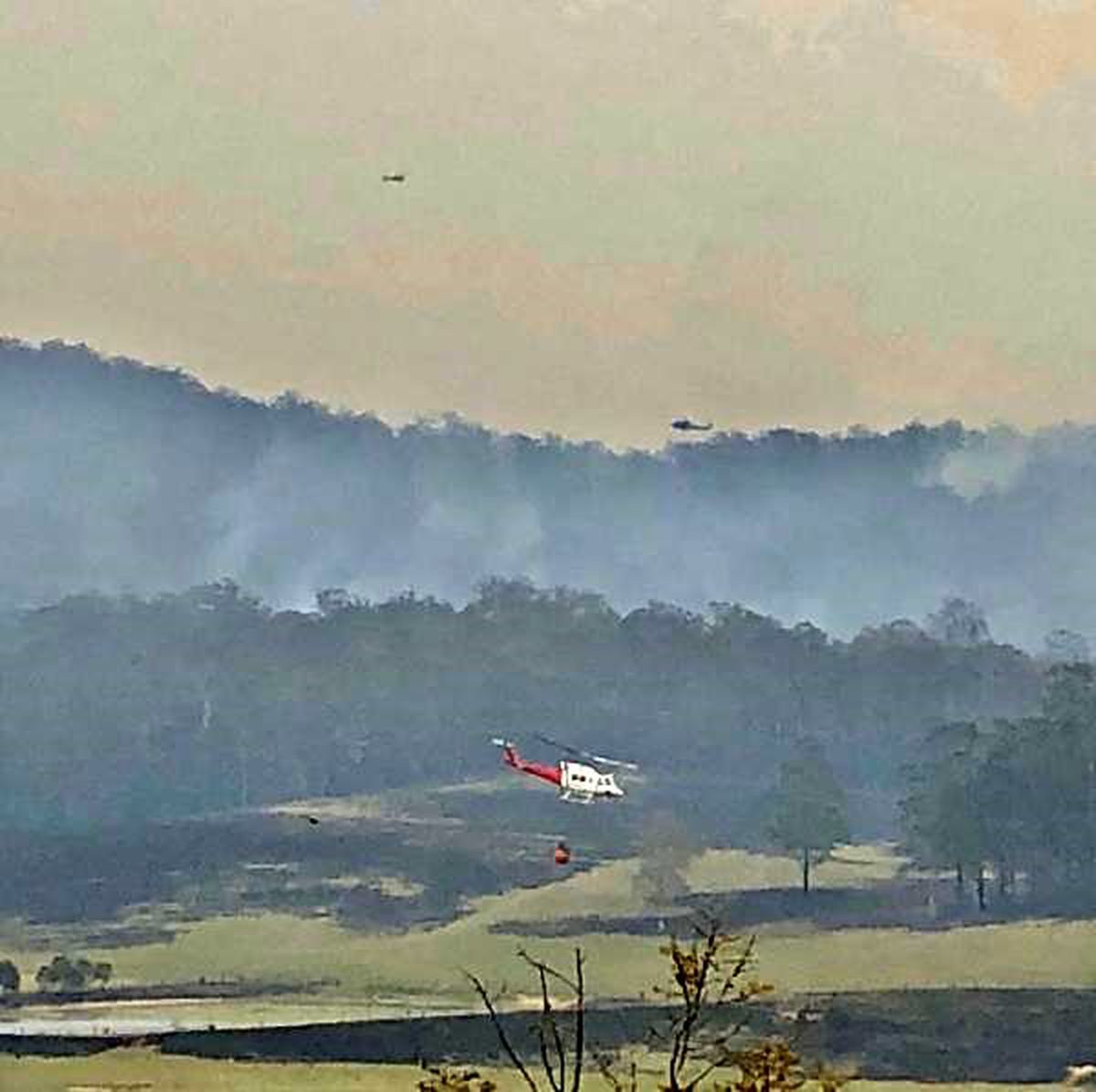 Avustralya\'da devam eden yangınlara müdahale eden bir helikopter düştü