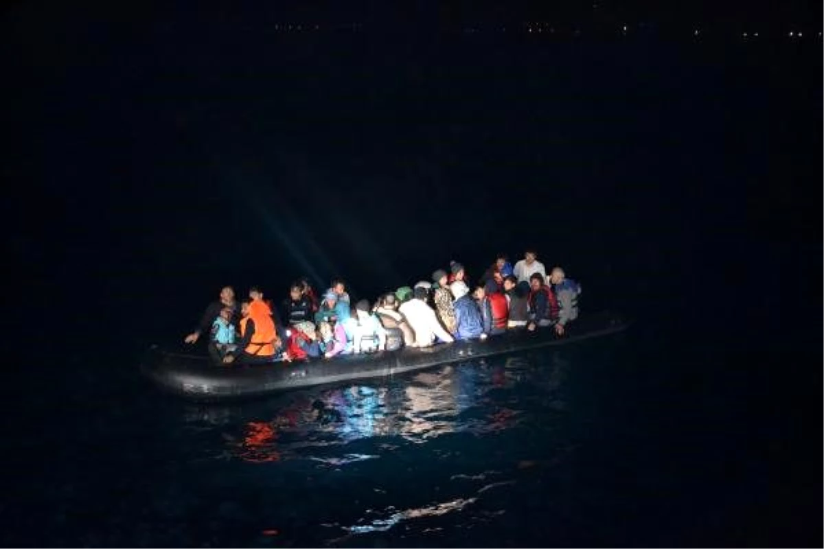 Balıkesir\'de lastik bot içinde 42 kaçak göçmen yakalandı