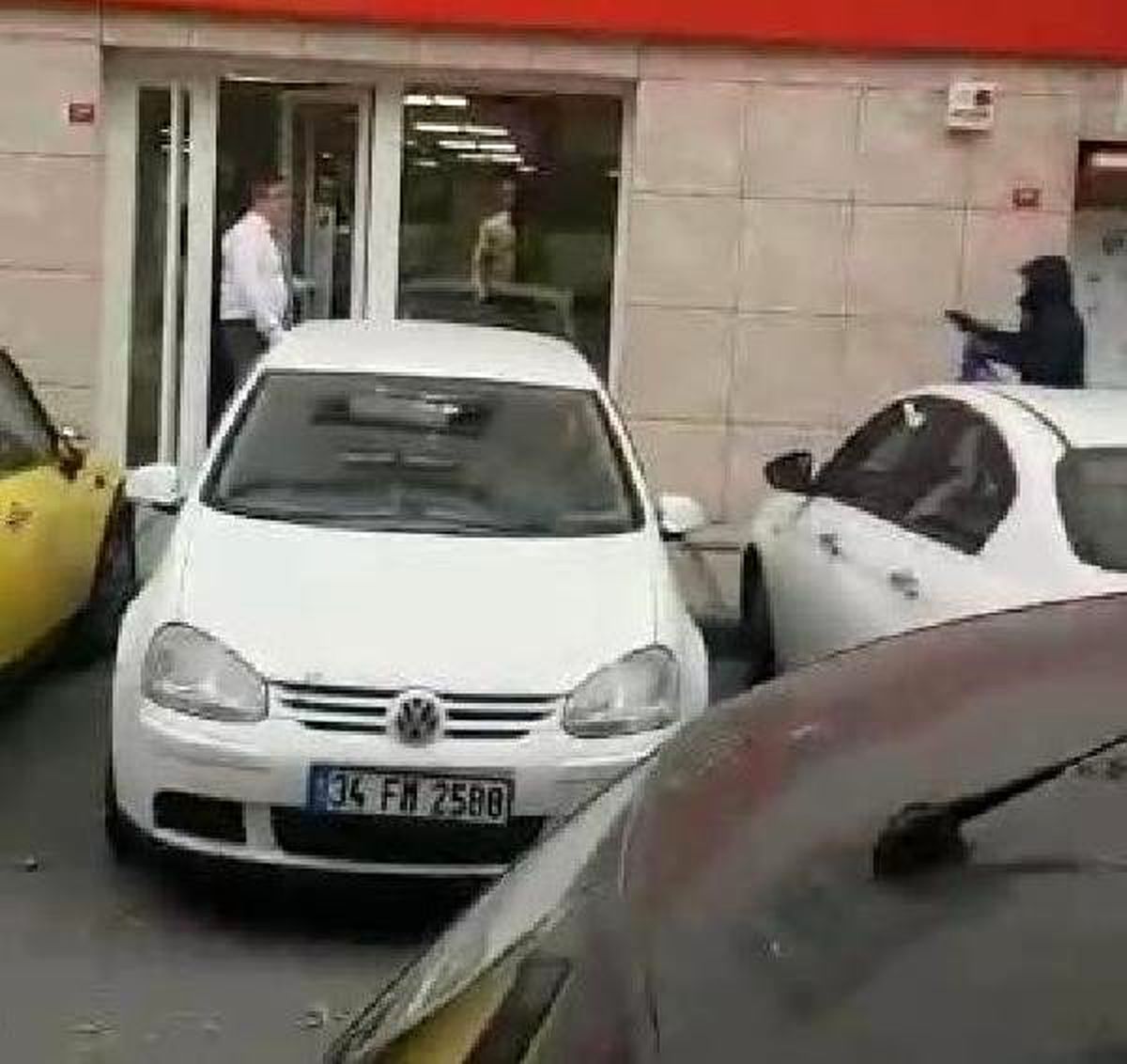 Bayrampaşa\'da banka soyguncusunun vatandaşlar tarafından yakalanma anları kamerada (2)