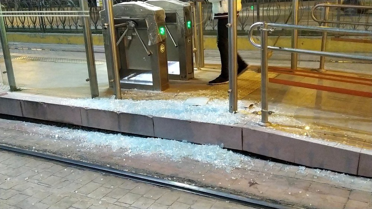 Beyoğlu\'nda 7 yaşındaki çocuk tramvay ile peron arasına sıkıştı