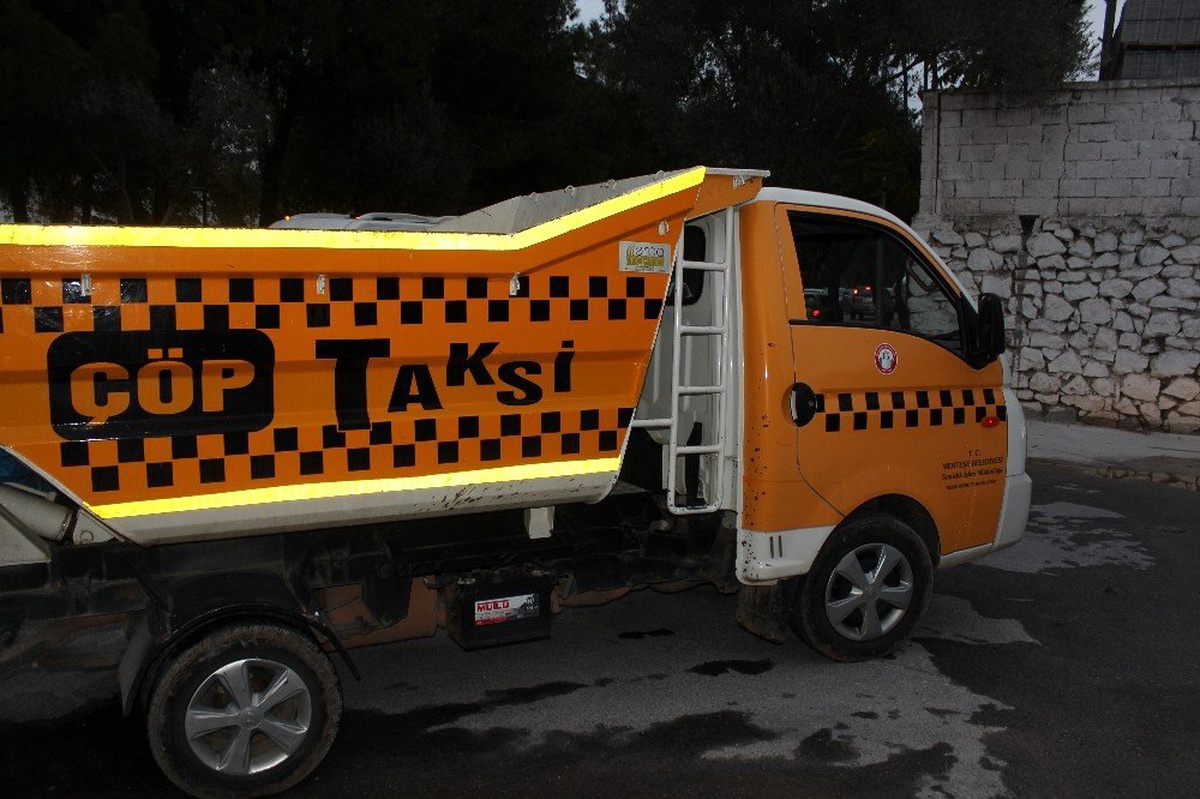 Bisikletli öğrenci çöp taksiye çarptı