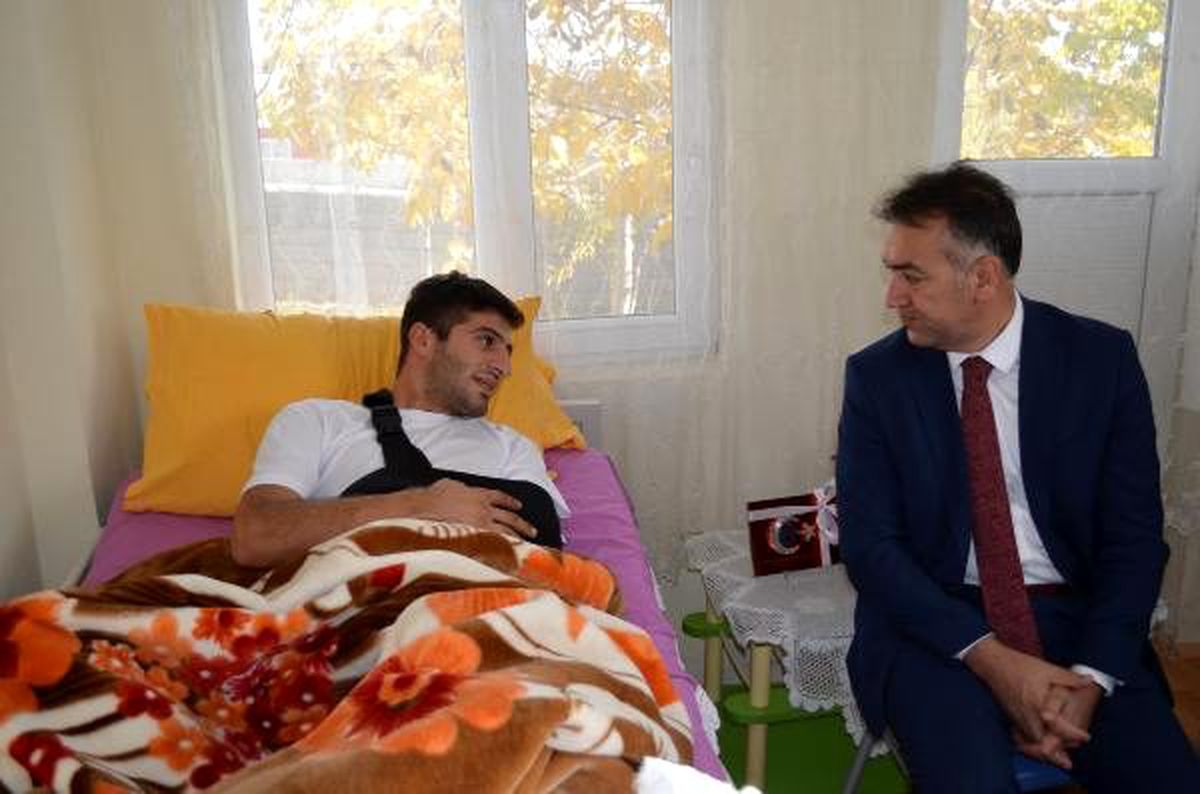 Bitlis Valisi Çağatay, Barış Pınarı harekatı gazisini ziyaret etti