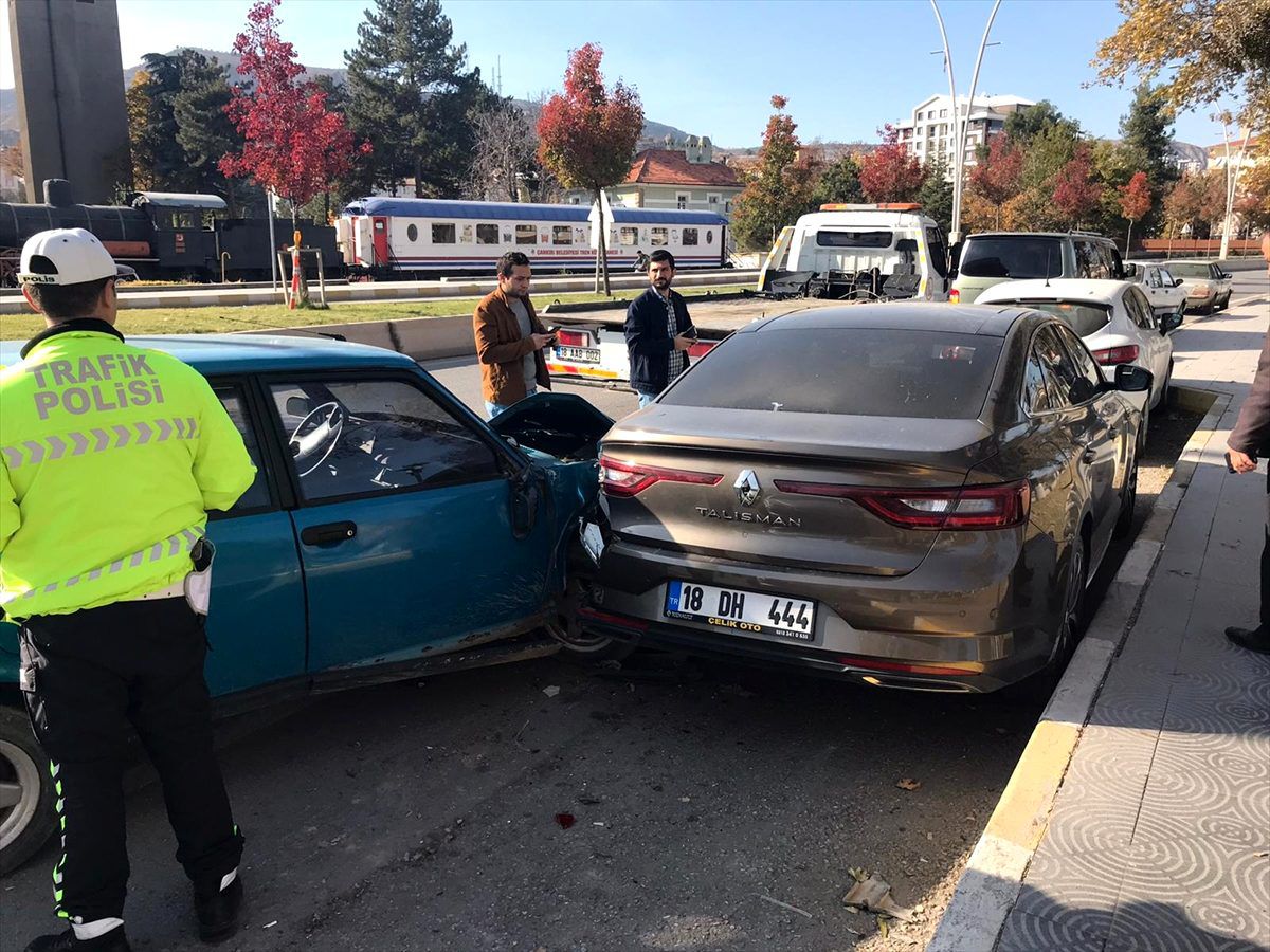 Çankırı\'da kamyon ile çarpışan otomobil park halindeki araçlara çarptı