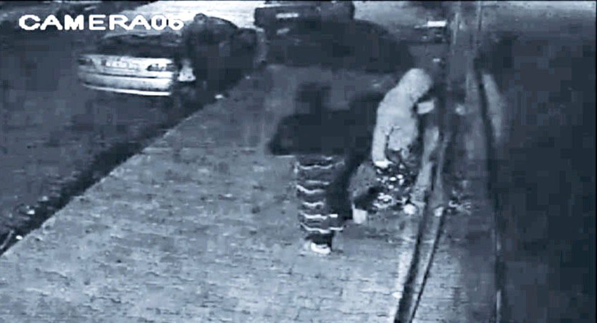 Cezaevinden firar etti, etek giyip market soydu