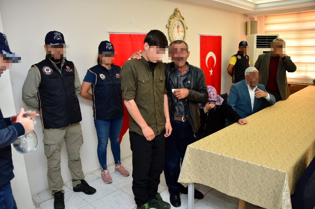 Çocuk yaşta YPG/PKK\'ya katılan 2 terörist teslim oldu