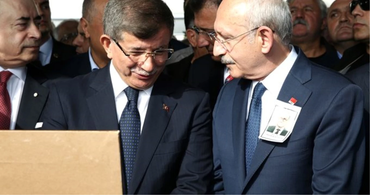 Davutoğlu ve Kılıçdaroğlu, Mümtaz Soysal\'ın cenazesinde yan yana saf tuttu