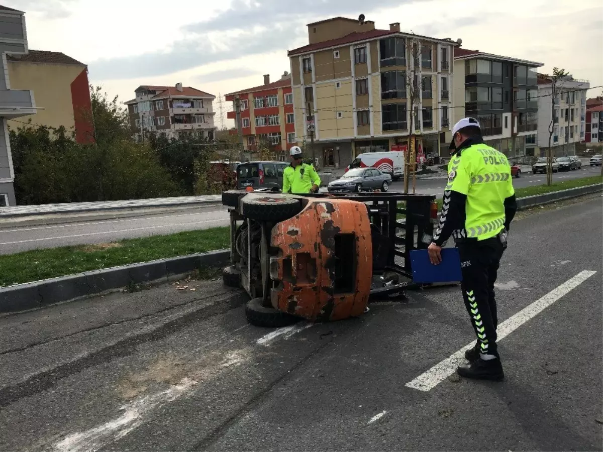 Devrilen forkliftin operatörü yaralandı