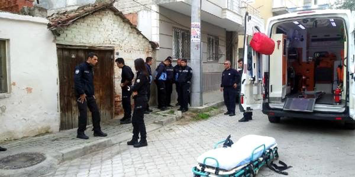 Evdeki büyükbaşların tahliyesinde arbede; 2 polis yaralandı
