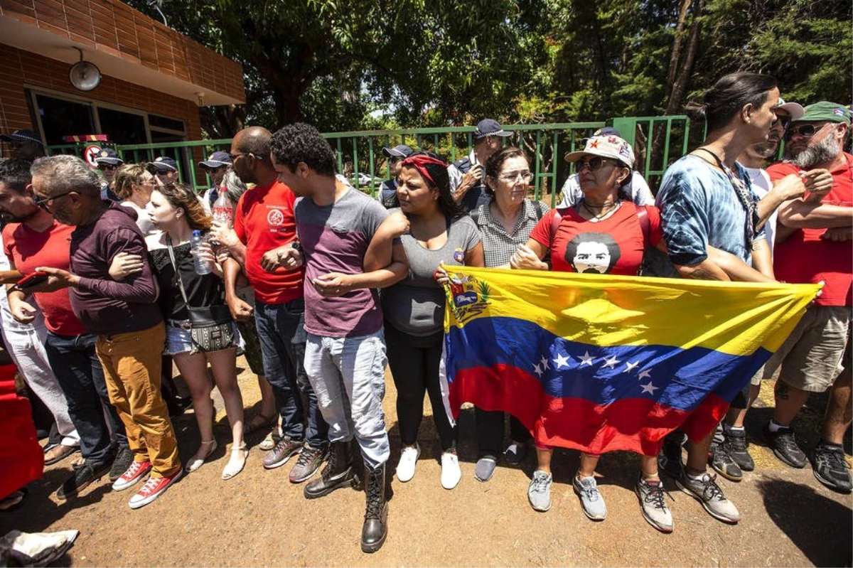 Guaido yanlıları Venezuela\'nın Brezilya\'daki büyükelçiliğini bastı