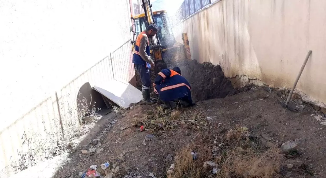 Hakkari Belediyesi, su arızalarıyla mücadele ediyor