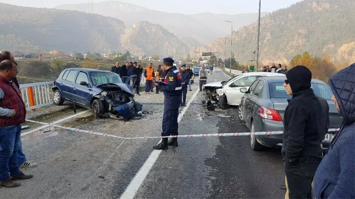 Hatalı sollama sonrası otomobiller kafa kafaya çarpıştı : 3 yaralı