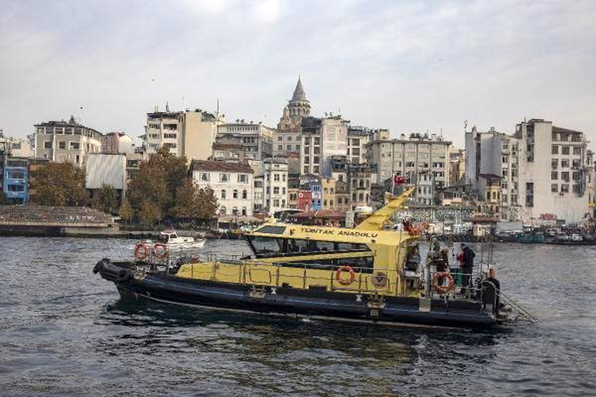 (Havadan fotoğraflarla) TÜBİTAK Teknesi Haliç\'te deniz suyunun kalitesini araştırıyor