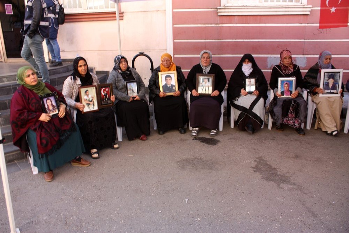 HDP önündeki ailelerin evlat nöbeti 72\'nci günde