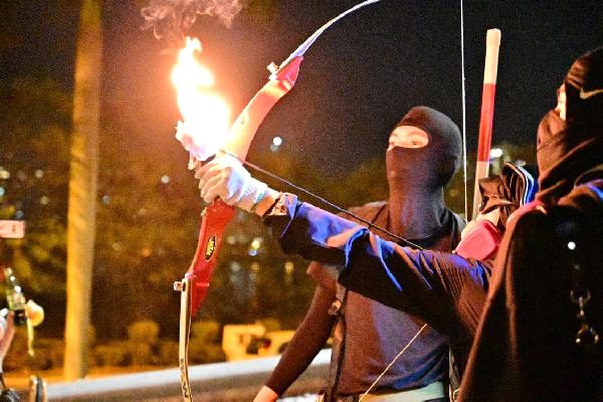 Hong Kong\'da eylemciler polise ateşli ok fırlattı