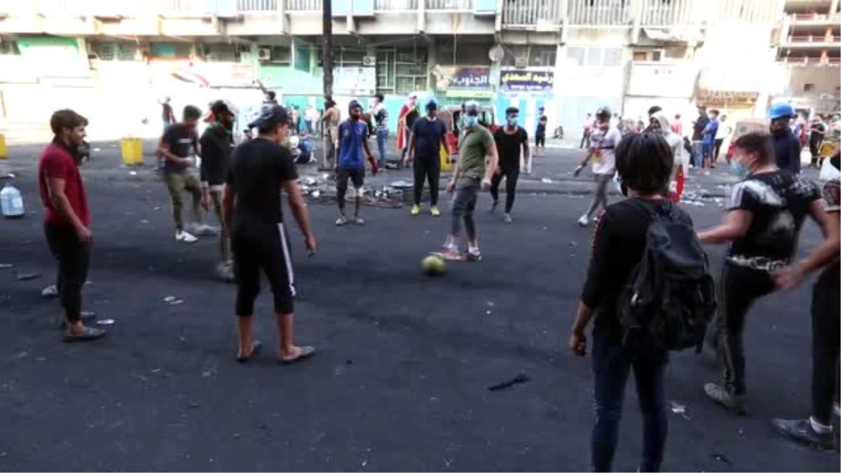 Iraklı göstericiler Tahrir Meydanı\'nda futbol oynadı