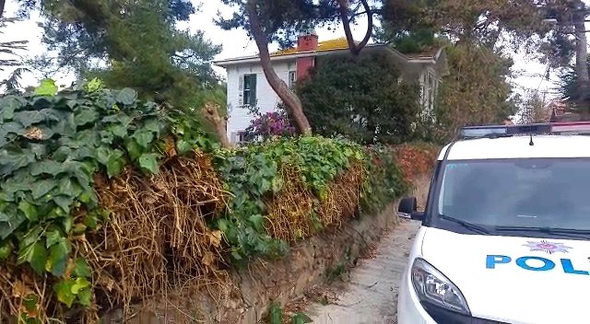 İstanbul\'da ölü bulunan İngiliz ajanının Büyükada\'daki evi görüntülendi