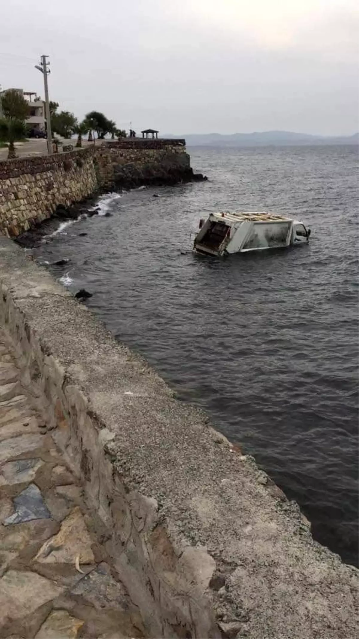 İzmir\'de çöp kamyonu denize uçtu: 1 yaralı