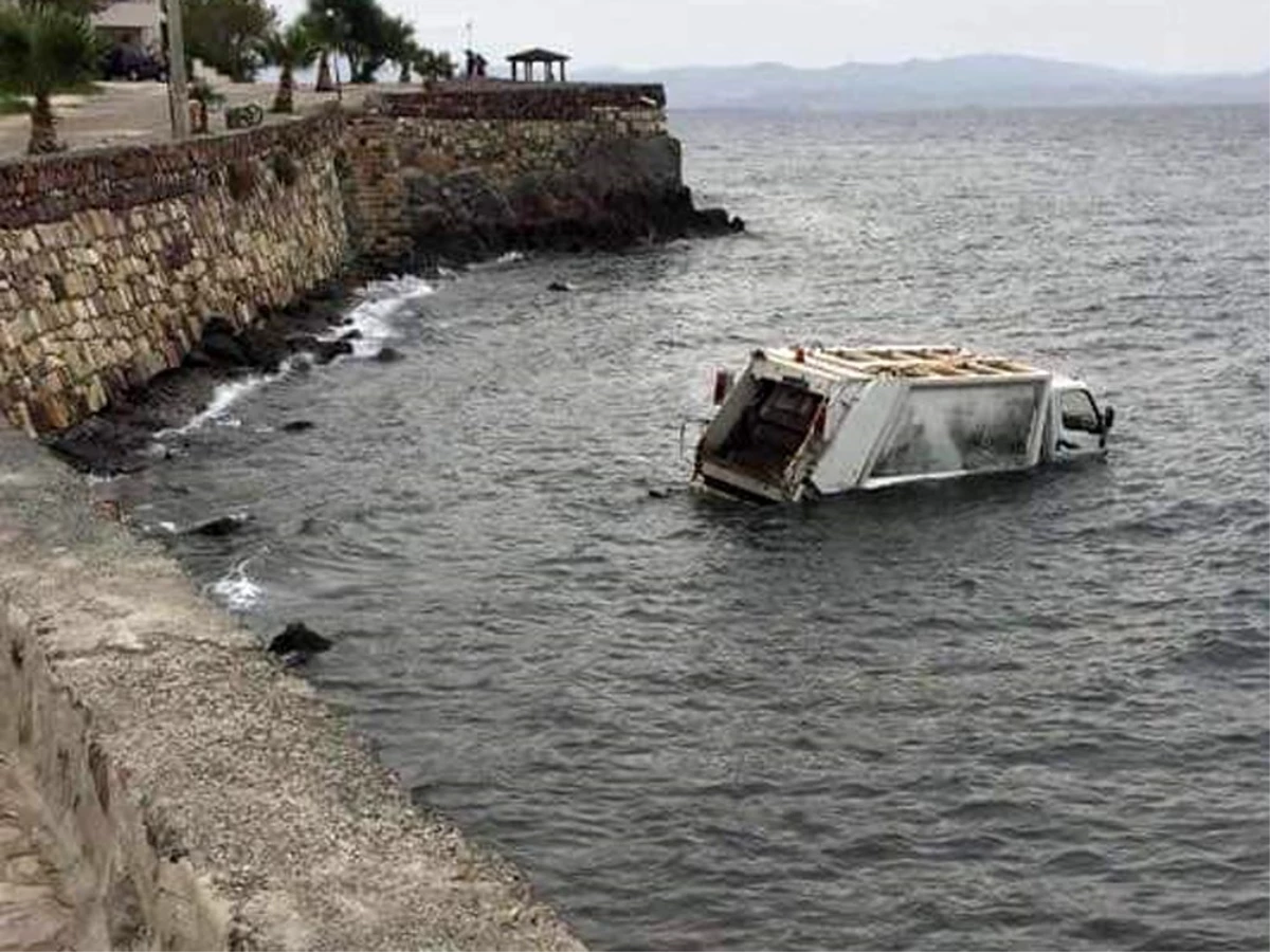 İzmir\'de çöp kamyonu denize uçtu: 1 yaralı