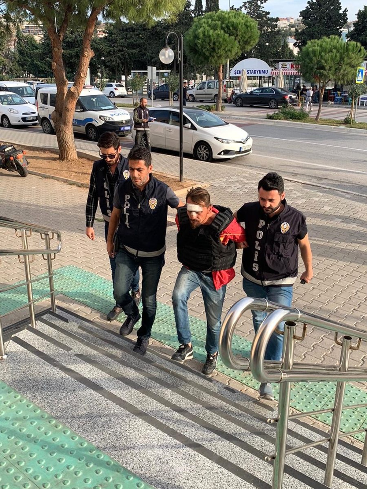 İzmir\'de gürültü tartışmasında bir kişi bıçakla öldürüldü