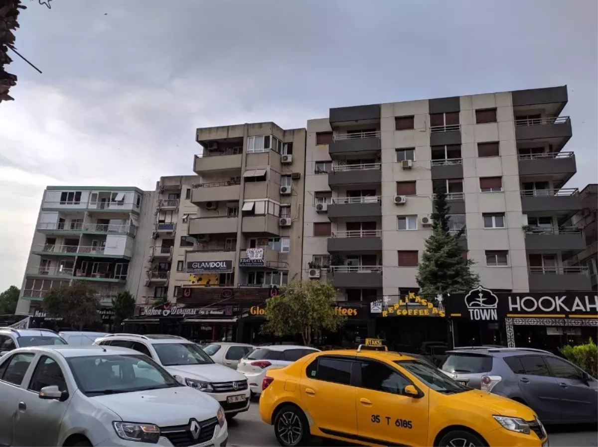 İzmir\'deki eğik binalar tahliye ediliyor