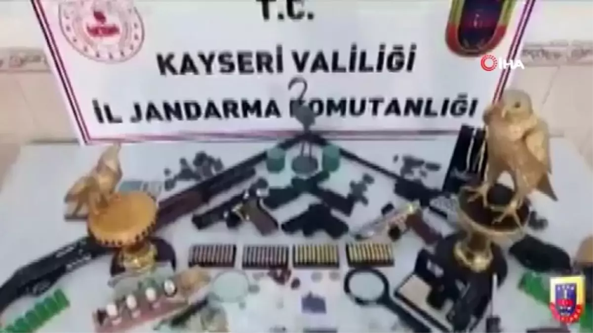 Jandarma 1 milyon euro değerinde 2 altın heykel ele geçirdi