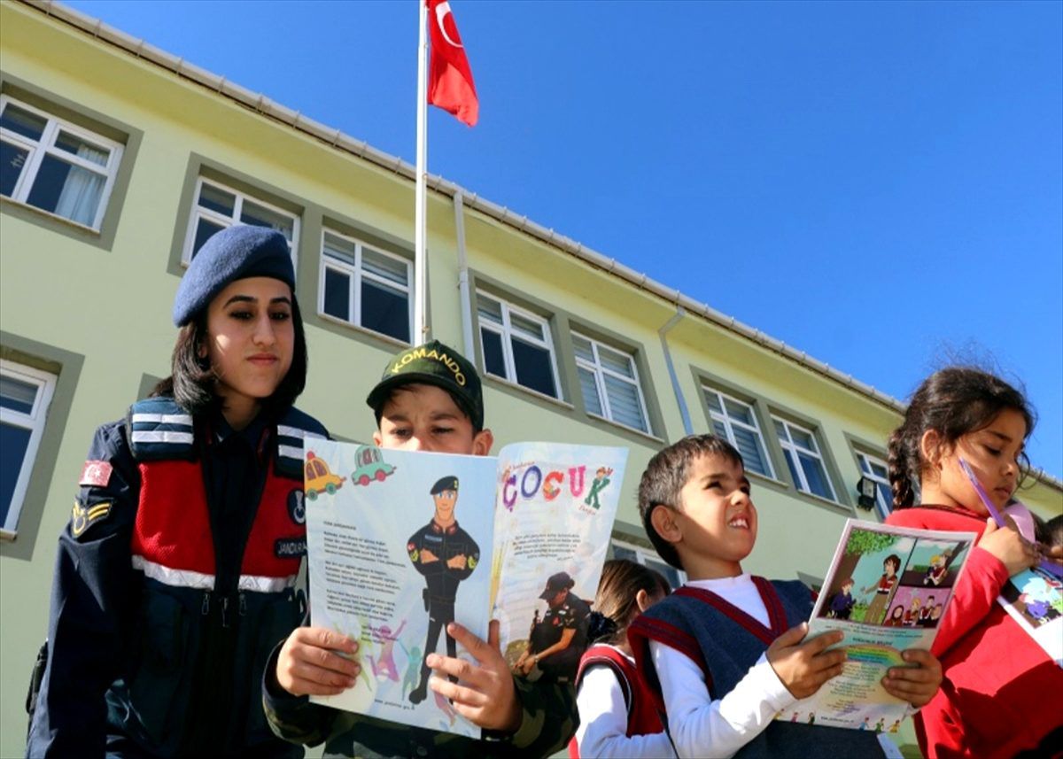 Jandarma ekipleri çocuklarla kitap okudu