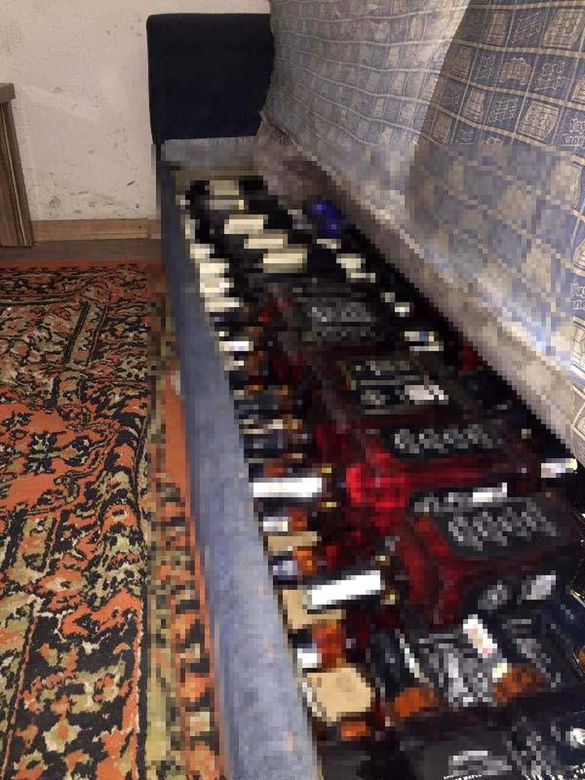 Kaçak içkiler kanepenin altından çıktı