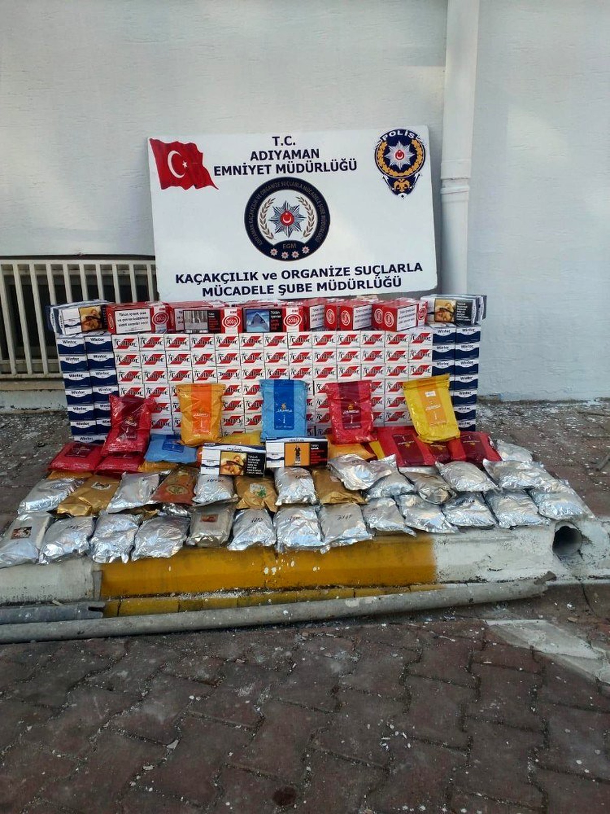 Kaçak nargile tütünleri ile makaronlar ele geçirildi