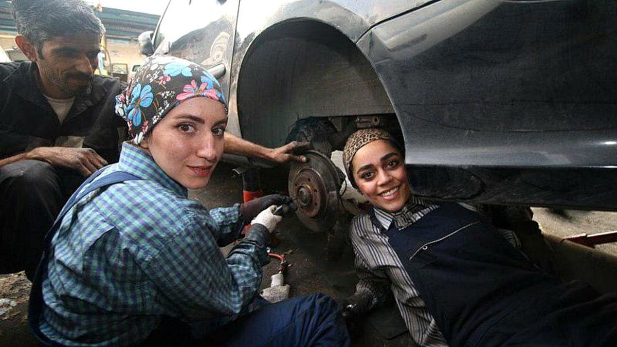 Kadının sesinin daha gür çıktığı İran\'da tabular yıkılıyor: Kadın araba tamircileri