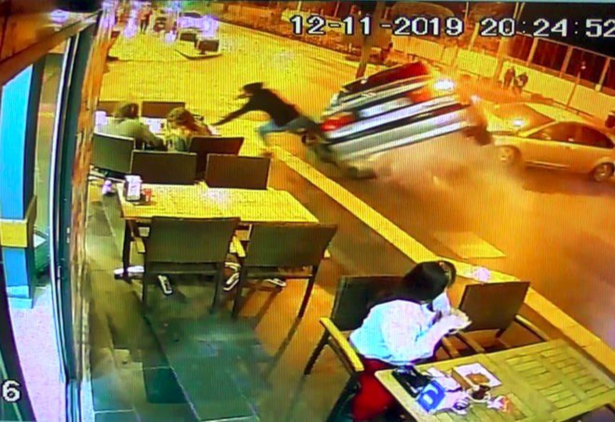 Kaldırımda bekleyen bisikletli dehşeti yaşadı