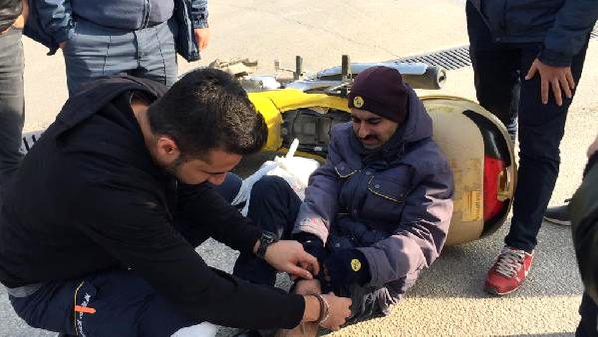 Kazada yaralanan PTT görevlisine yoldan geçen sağlıkçı müdahale etti