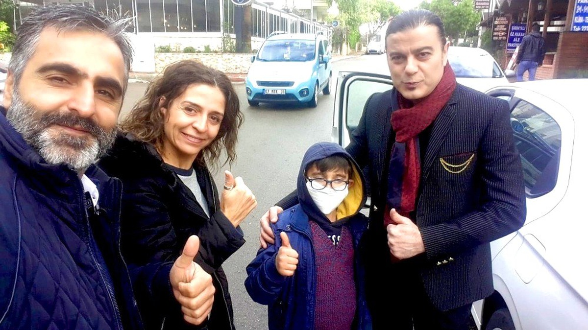 Kızına yazıp bestelediği şarkısını lösemi hastalarına armağan etti