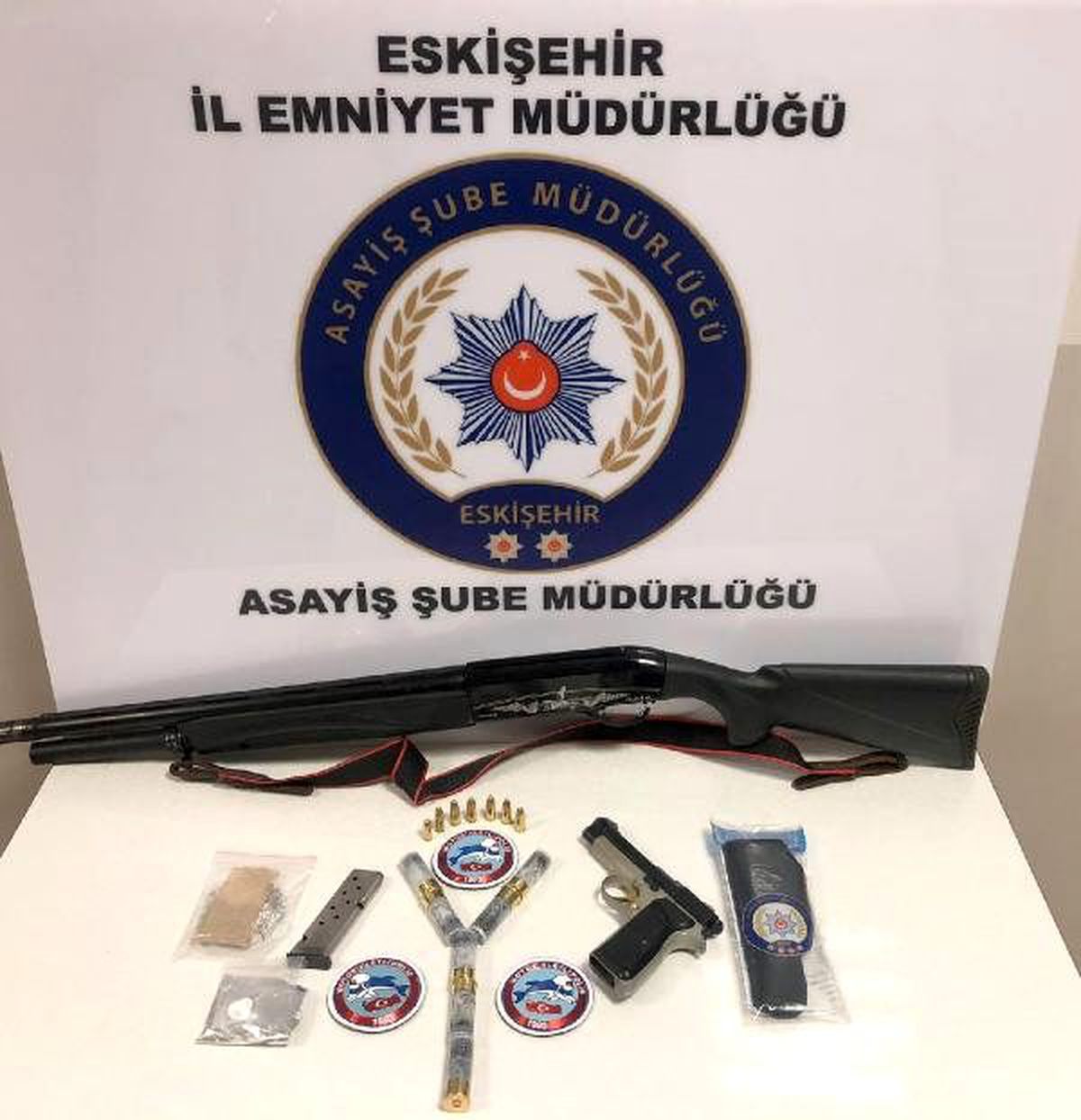 Kovalamaca ile durdurulan otomobilde uyuşturucu ve silah ele geçirildi