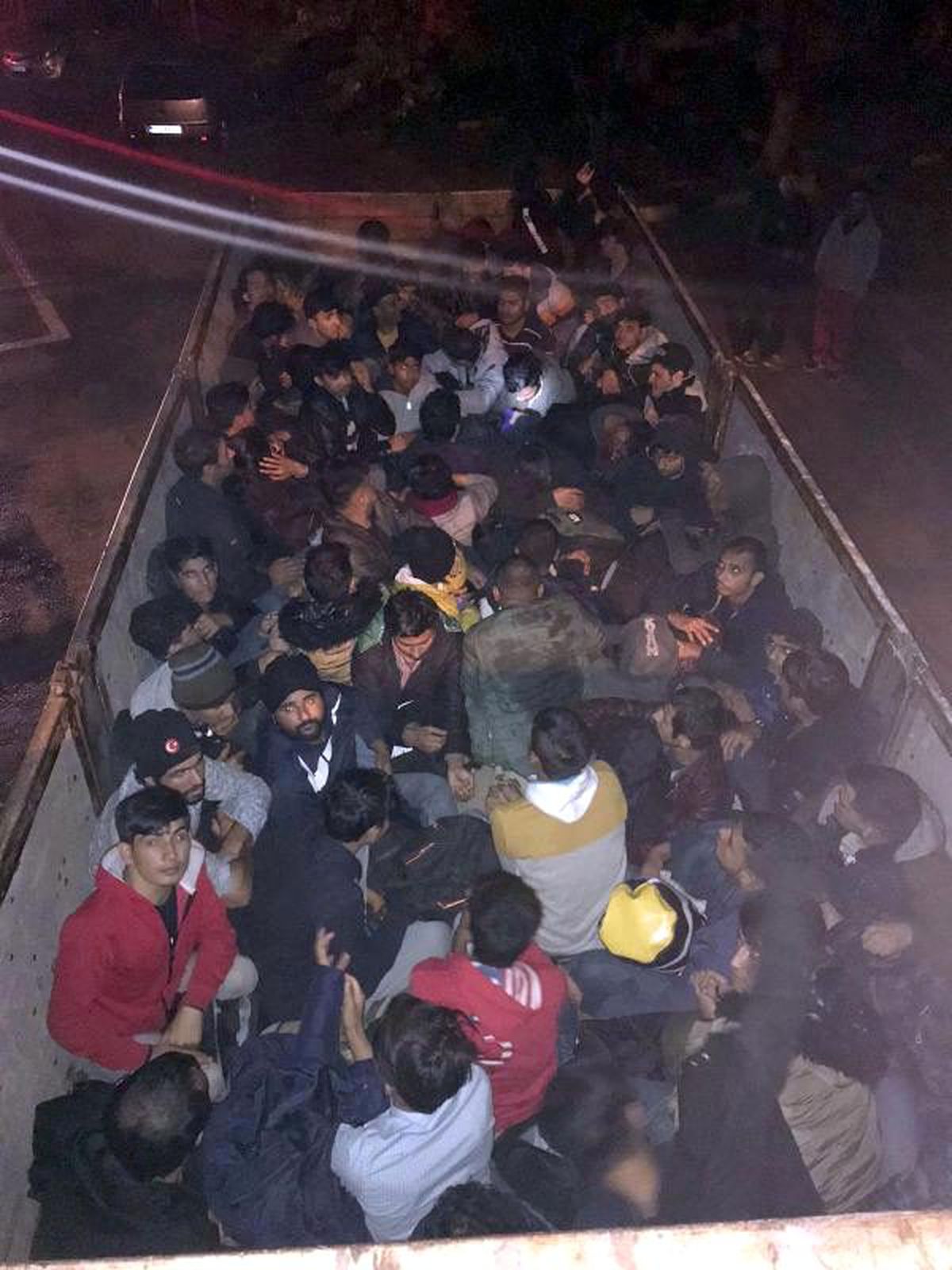 \'Koyun var\' dediği kamyondan 69 kaçak göçmen çıktı